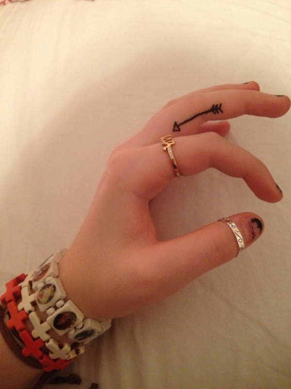 Cute-Arrow-Tattoo-for-Finger