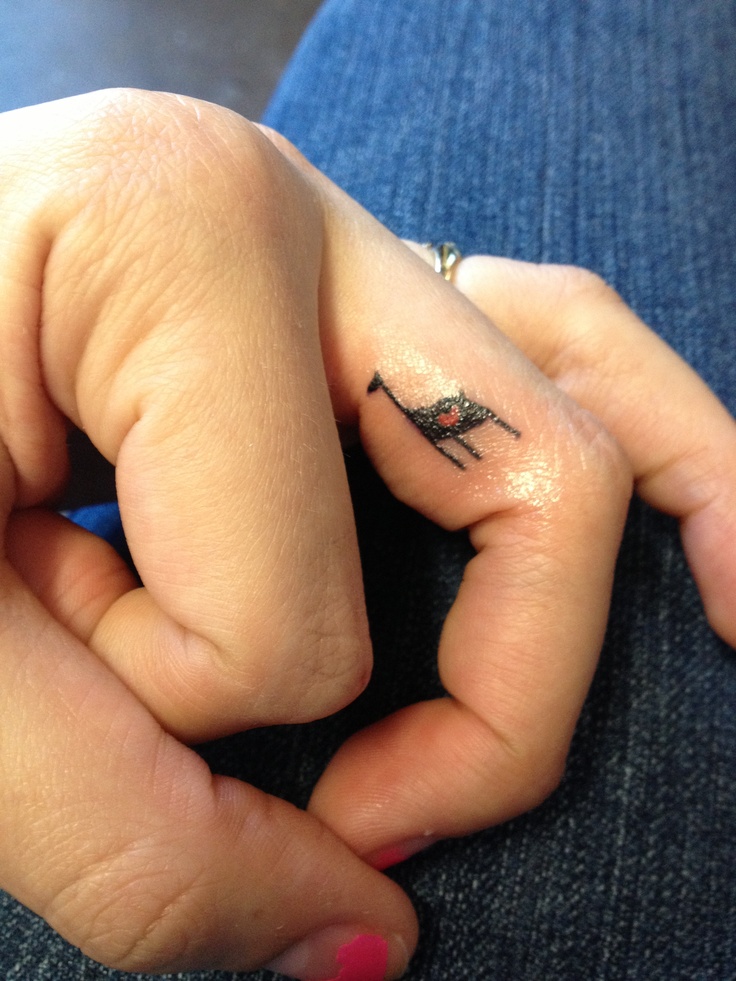 Giraffe finger tattoo