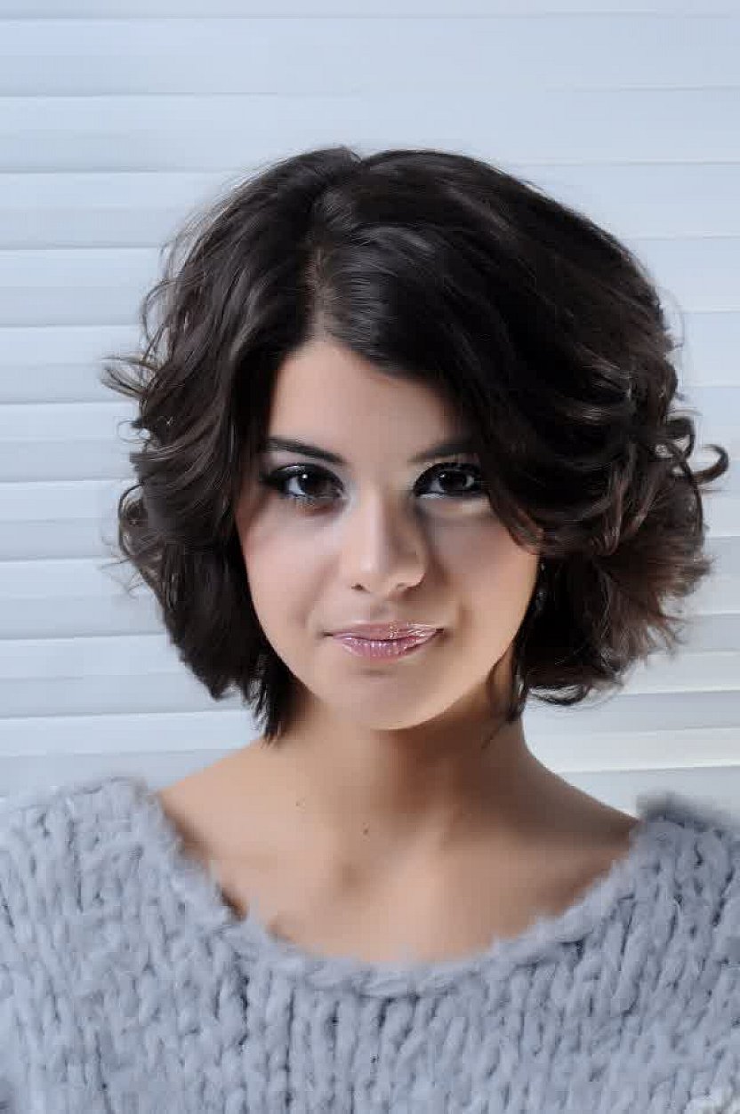 Short-wavy-hairstyles-with-side-bangs-for-round-faces-2014