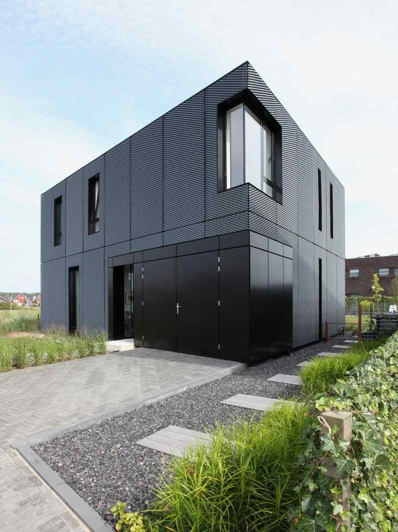 Simple-Box-shaped-House-with-Patterned-Aluminum-Facade