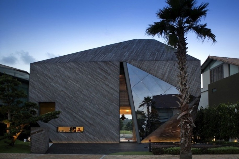 awesome-architectural-designs-for-houses-with-modern-style-exterior-reflective-glass-panels-and-the-irregular-shape