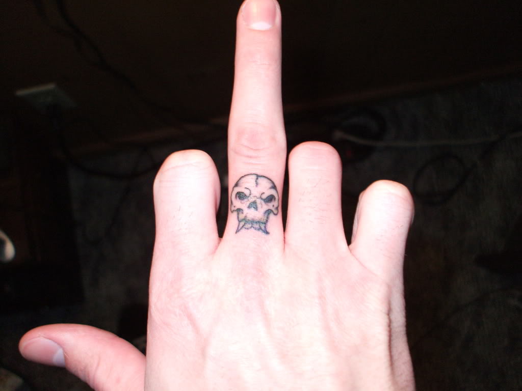 awesome-finger-tattoo-designs-for-girls-and-women-skull
