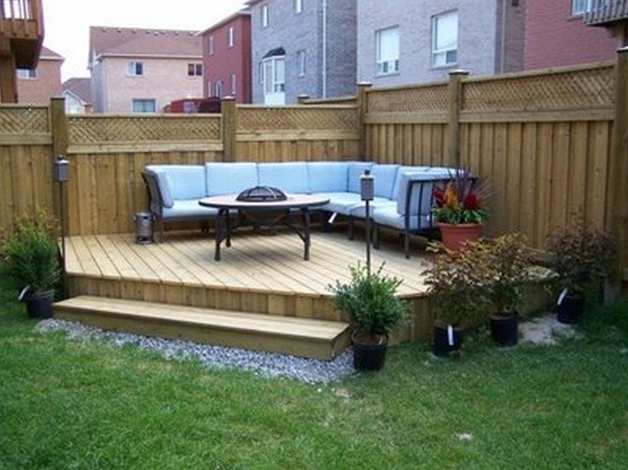 backyard-patio-landscape-ideas-for-small-spaces-with-wooden-decks