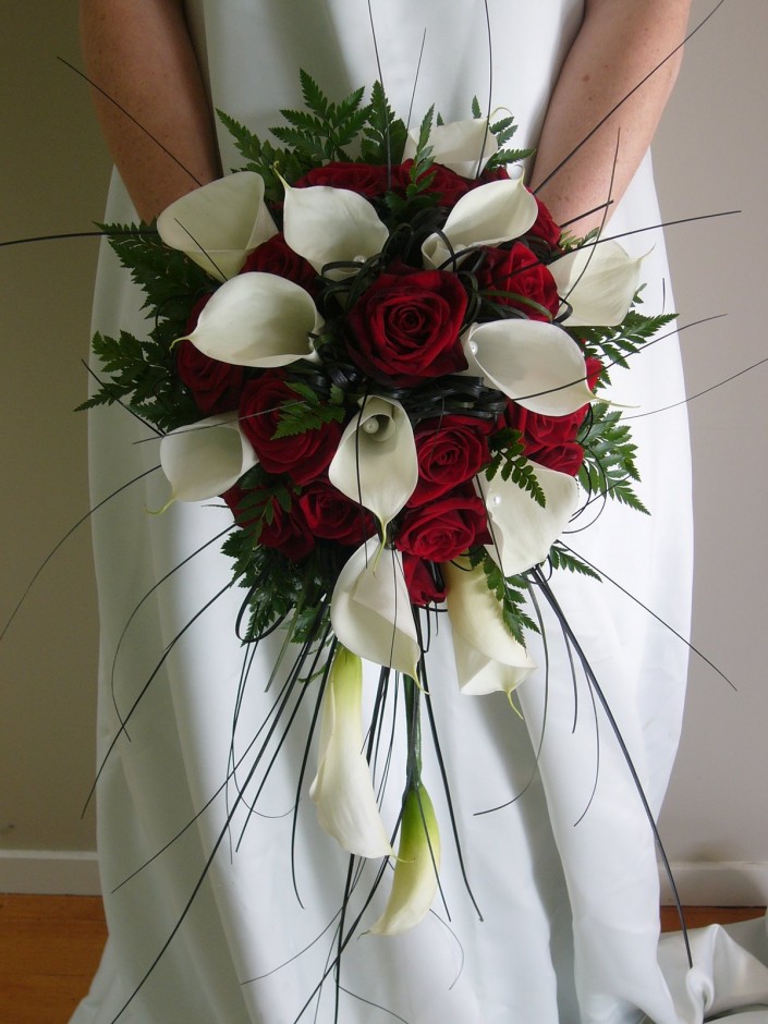 beautiful-christmas-wedding-flowers-with-dress