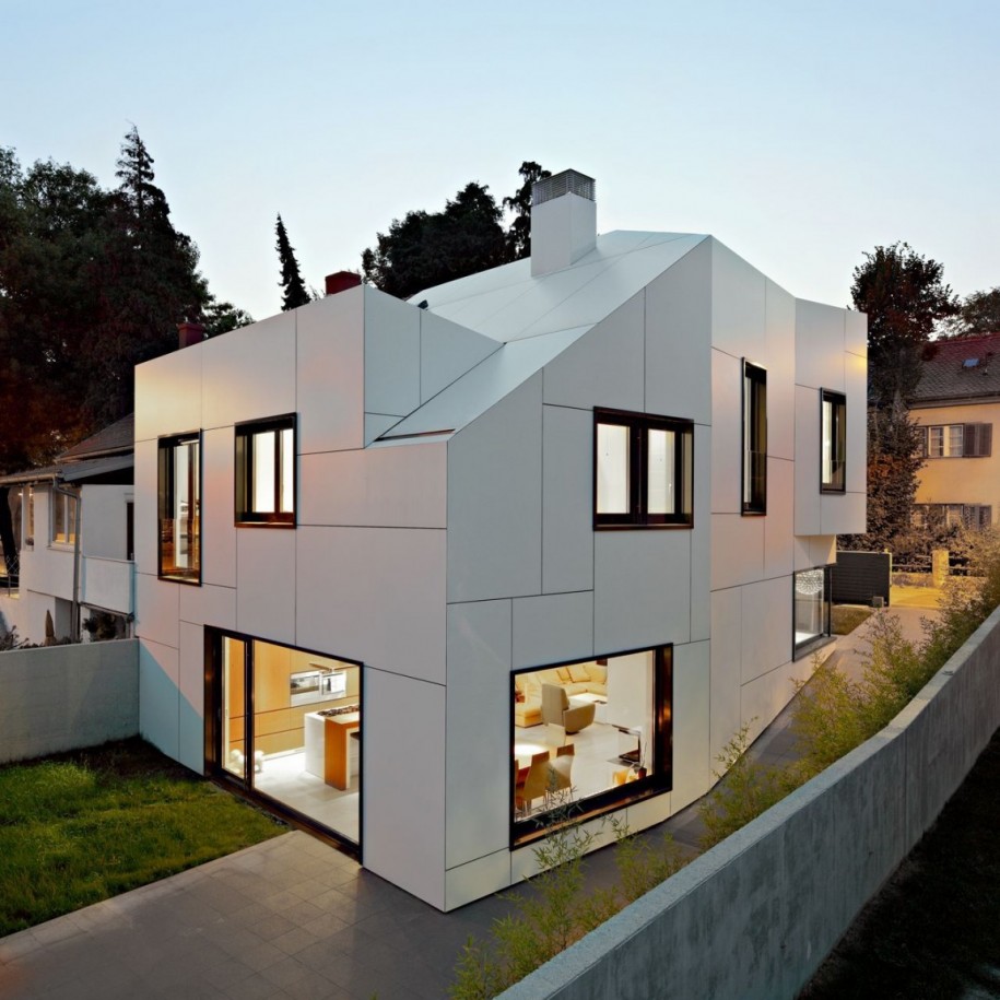 beautiful-home-exterior-design-with-modern-home-shaped-decoration-ideas-fancy-white-painted-wall-on-geometric-shape-design-915x915