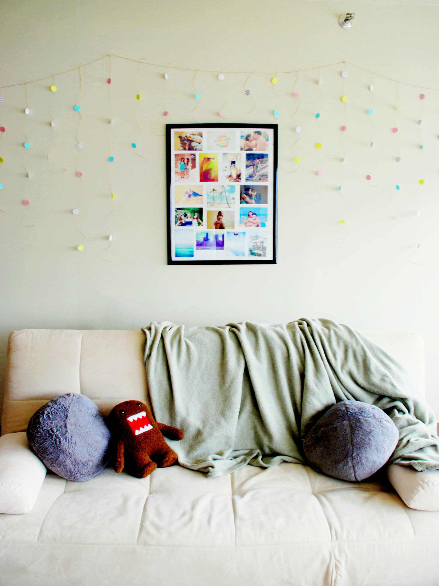 easy way to decorate your dorm:bedroom walls