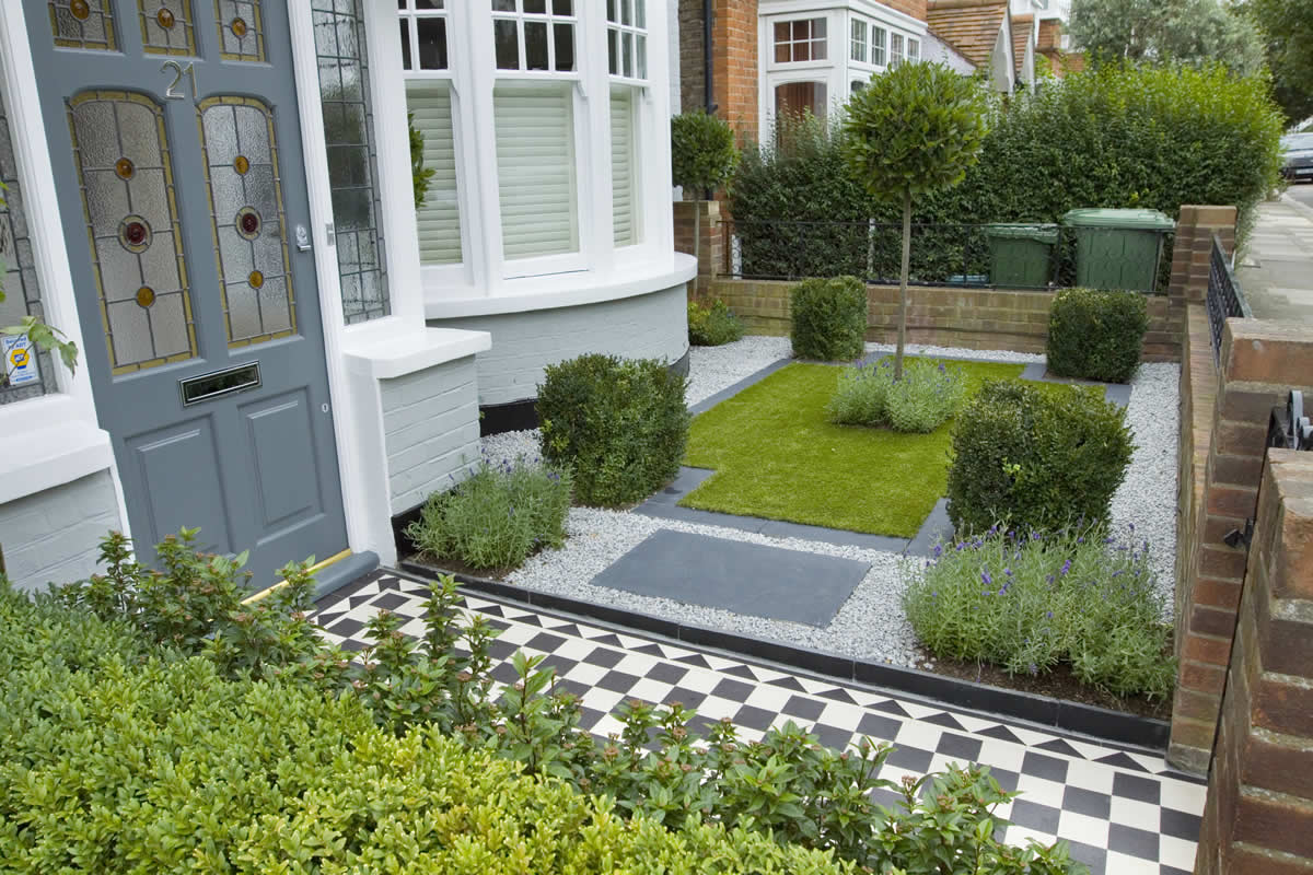gorgeous-home-garden-landscaping-ideas-on-small-space-design-white-pebble-chessboard-tile-brick-fence