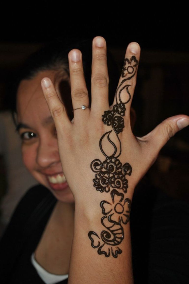 henna-tattoo-on-my-hand-dubai-united-arab-emirates