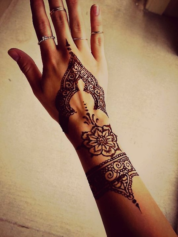 henna-tattoos-on-hand