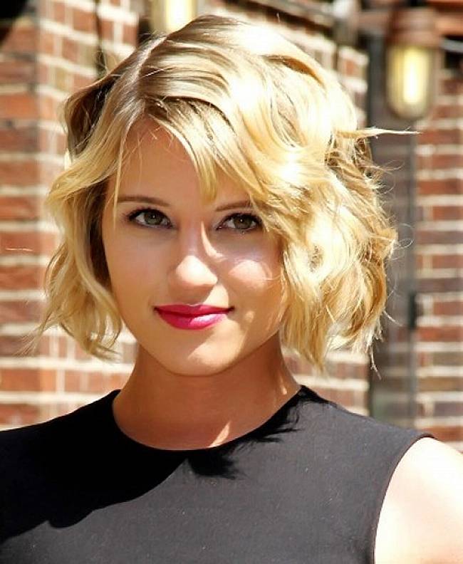 short-wavy-layered-hair-with-bangs-trendy-short-layered-bob-hairstyles-with-side-bangs-for-wavy-hair-picture