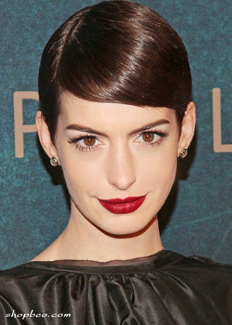 Anne-Hathaway-Deep-Side-Parting-Short-Hairstyles
