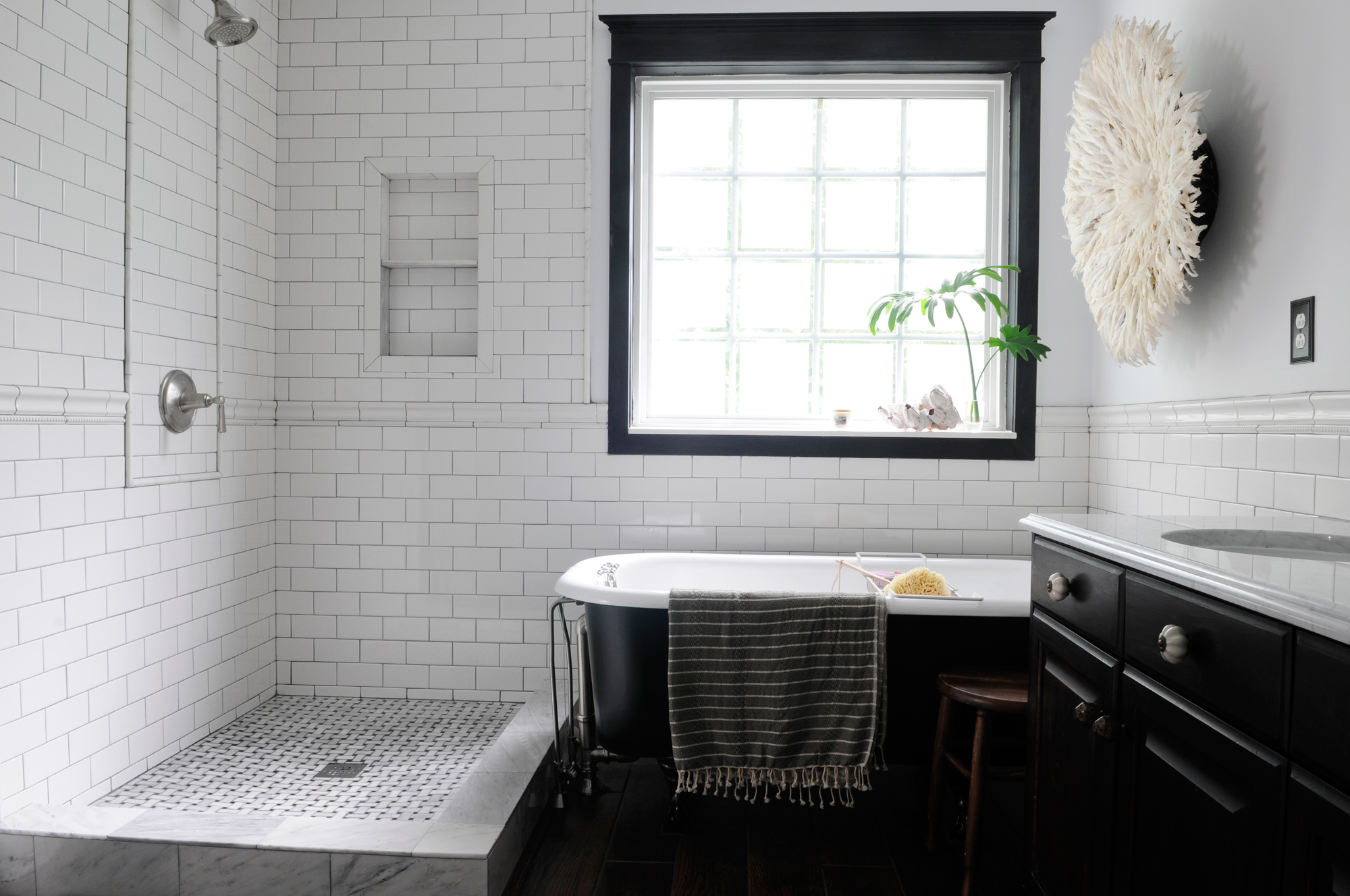 Black-and-White-Retro-Bathroom-Designs