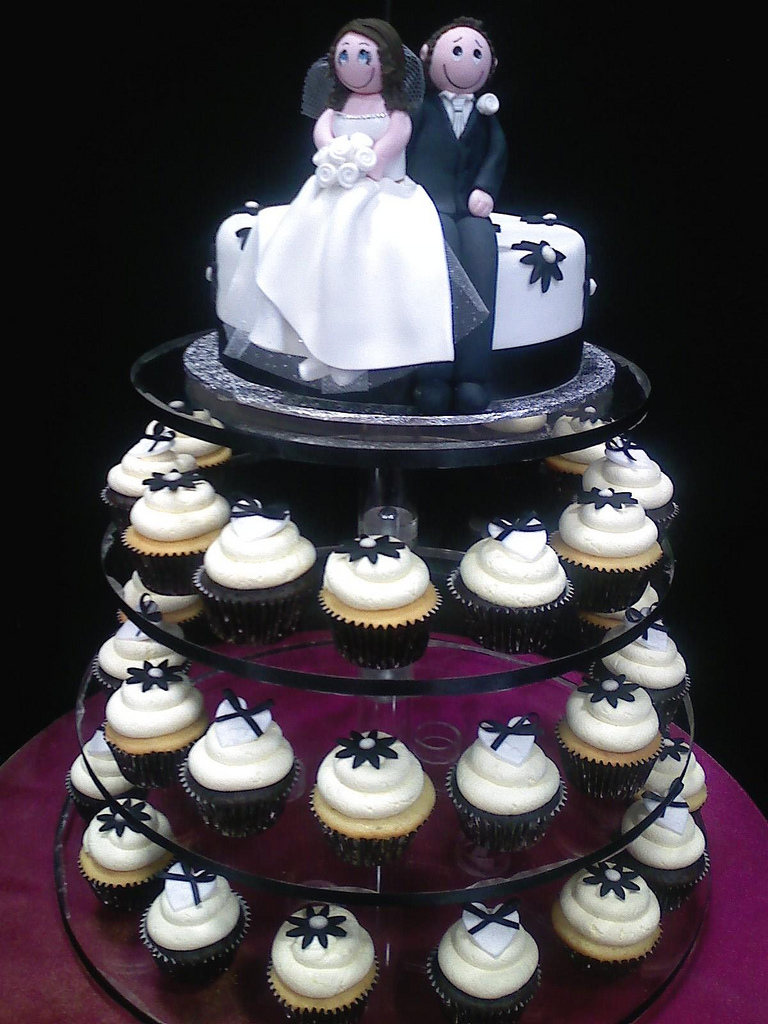Black & white wedding cupcakes