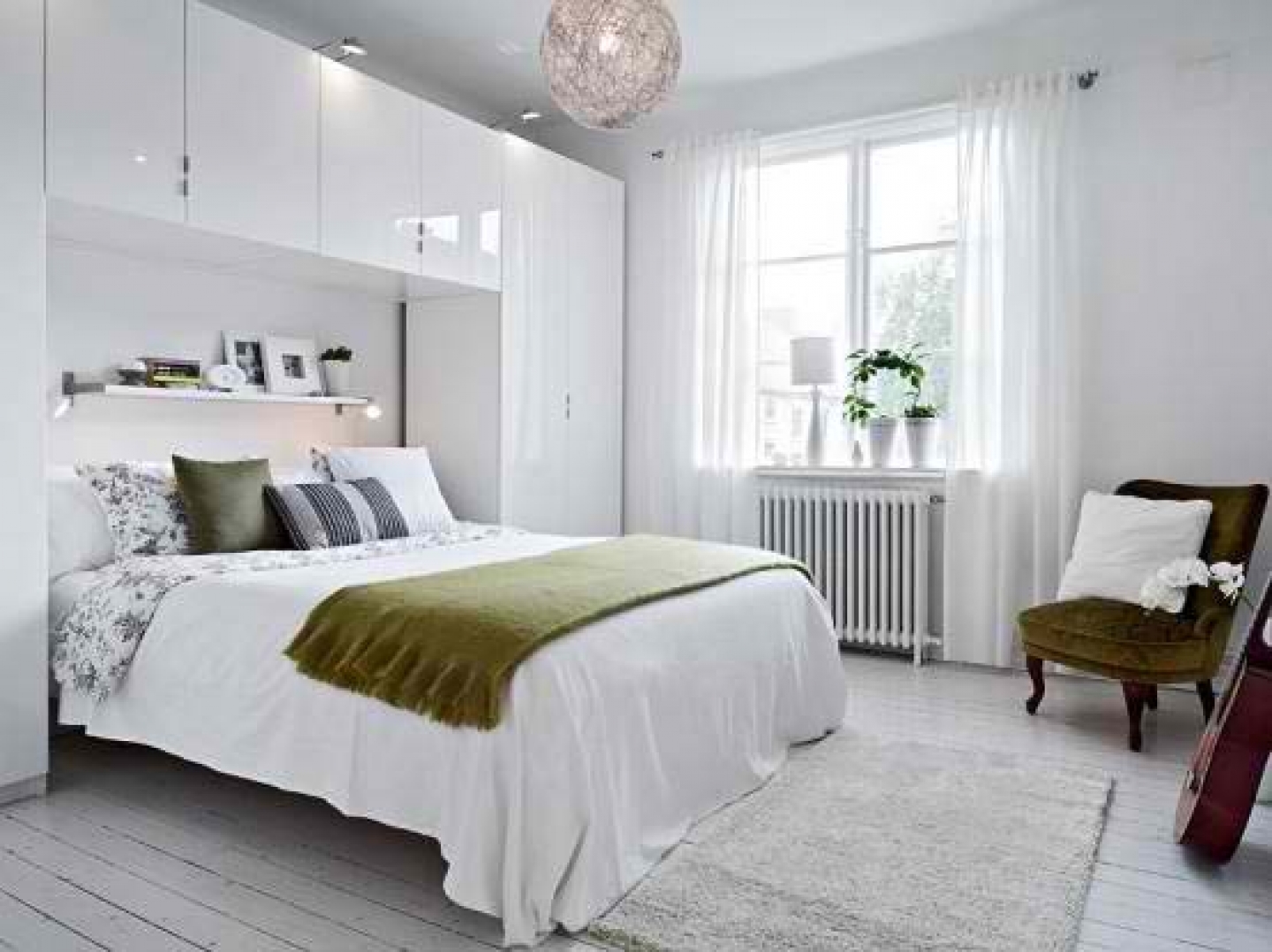 Bright-Bedroom-Decorating-Ideas-For-Studio-Apartments