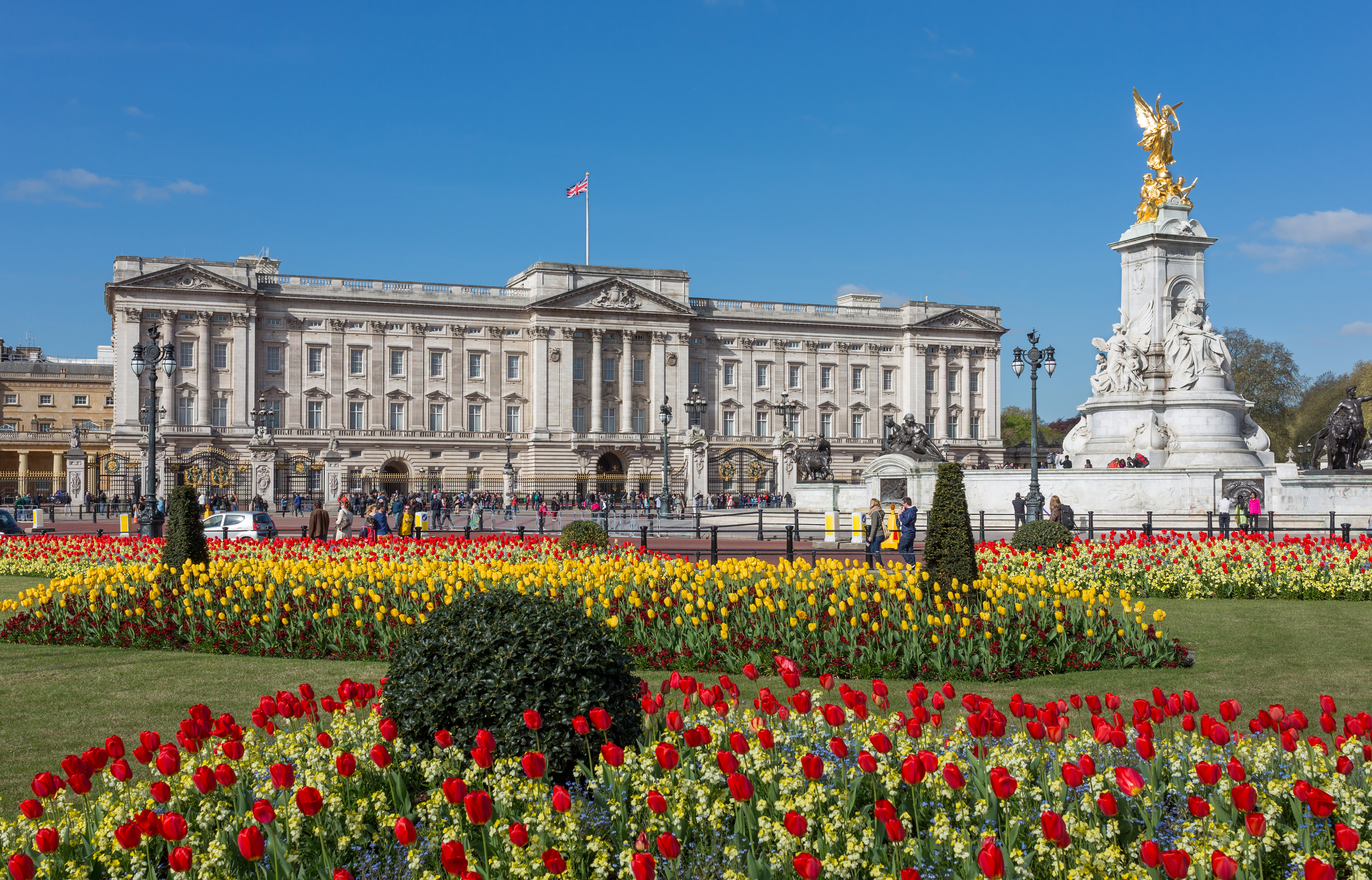 Buckingham_Palace_from_gardens,_London,_UK