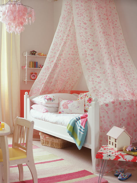 Lovely-White-and-Pink-Girls-Bedroom-Design-with-High-Canopy-Draped-Over-a-Bed