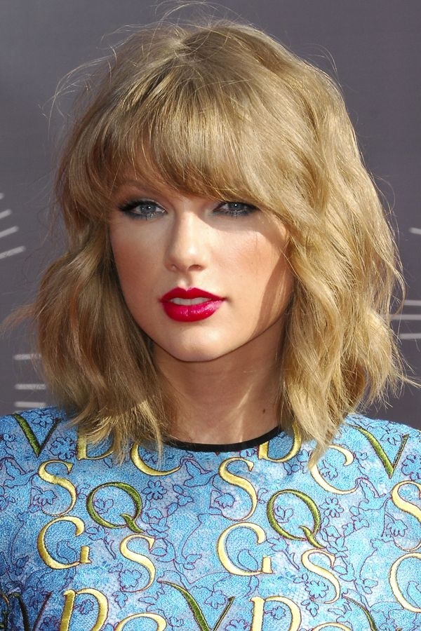 Taylor-Swift-Medium-Hairstyle-for-Wavy-Hair-Medium-Length-Haircuts-2015