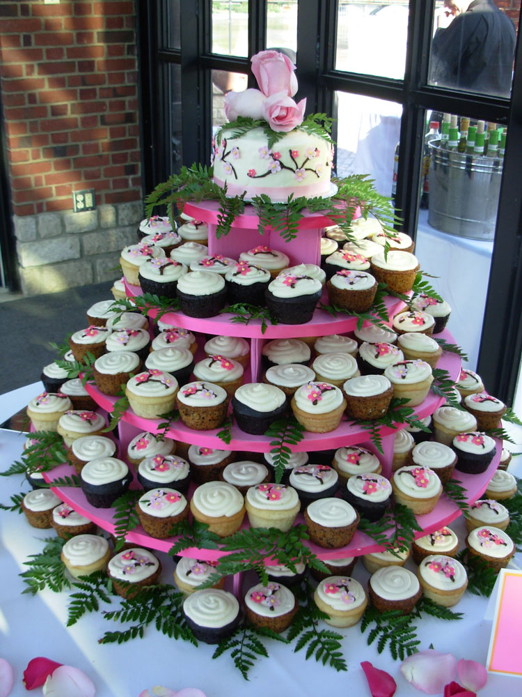 Wedding Cupcakes will save you a bundle in the hall cutting fee!