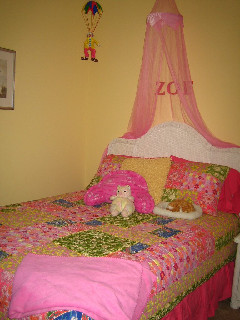 Zoe's pink bedroom