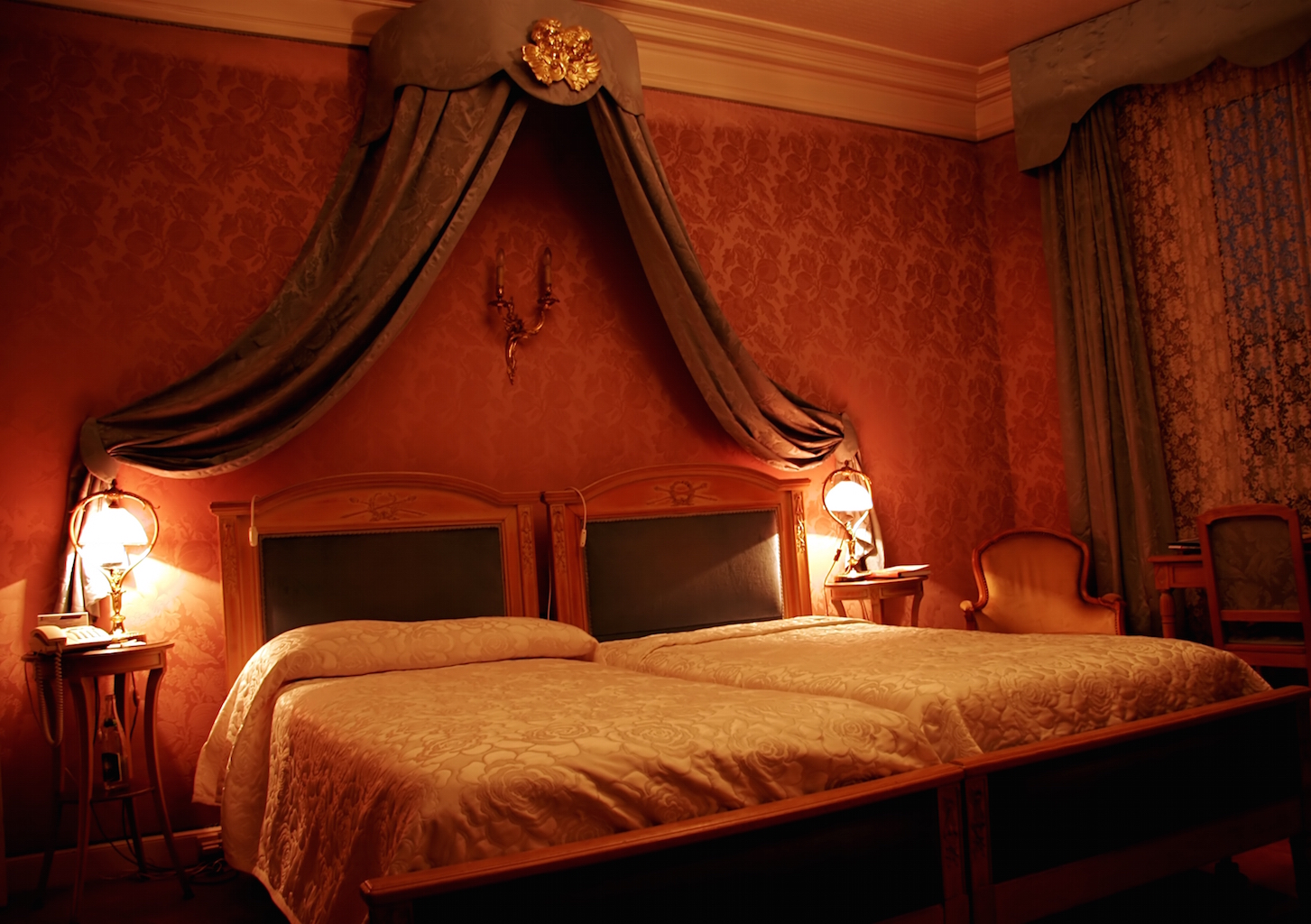 romantic-master-bedroom-decorating-ideas-red