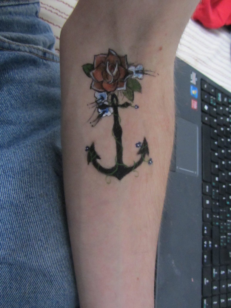 rose-n-black-anchor-tattoo-on-arm