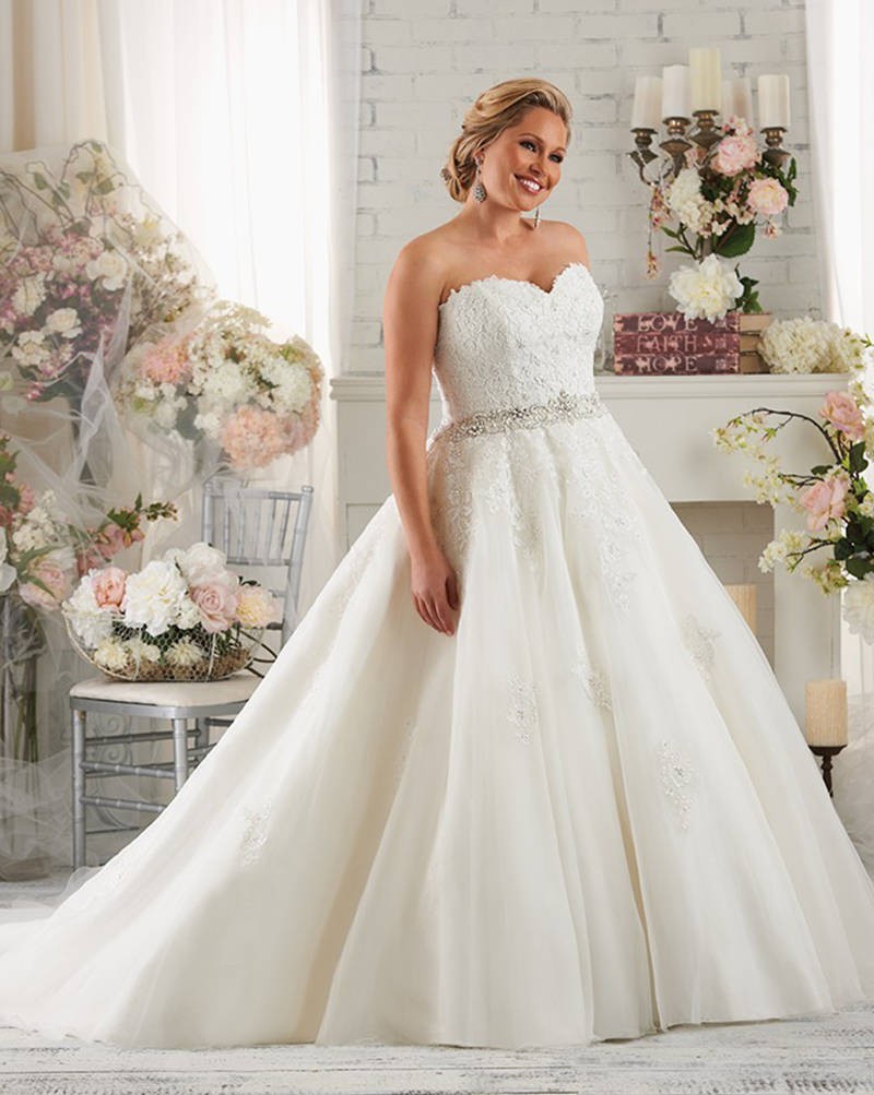 sleeveless-sweetheart-organza-ball-gown-plus-size-wedding-dress