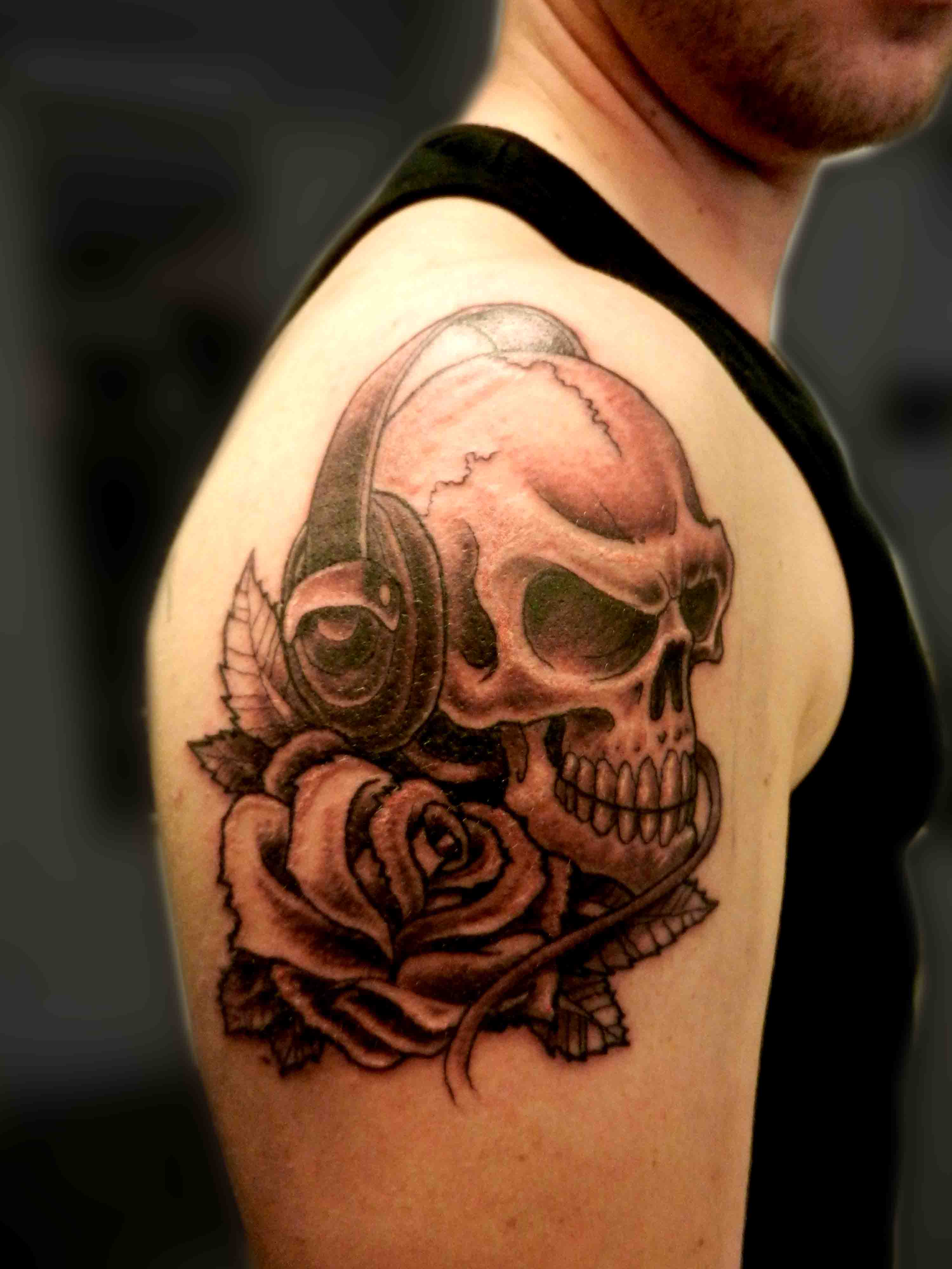 tattoo-truro-skull-tattoo-headphones-rose-dj-music-black-grey-sleeve-cool-man-001