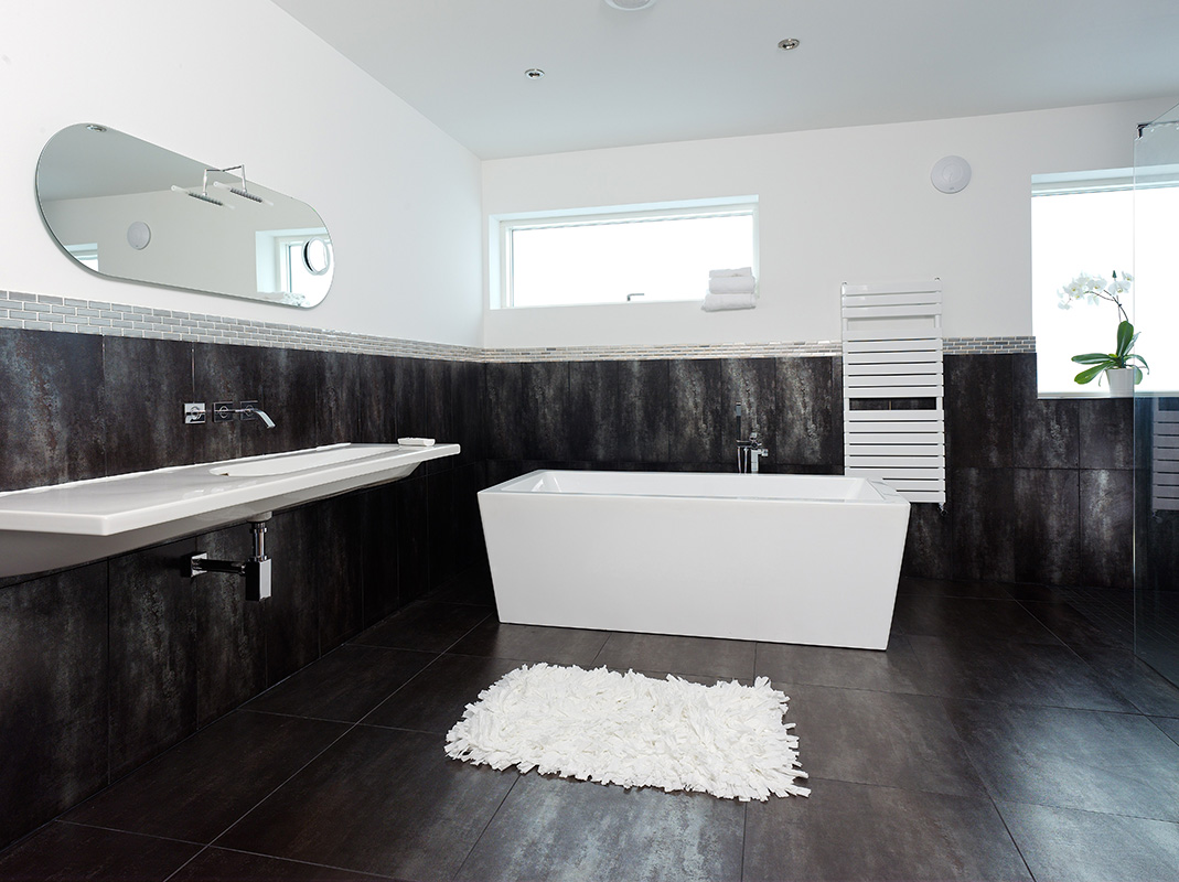 trendy-contemporary-black-and-white-bathroom