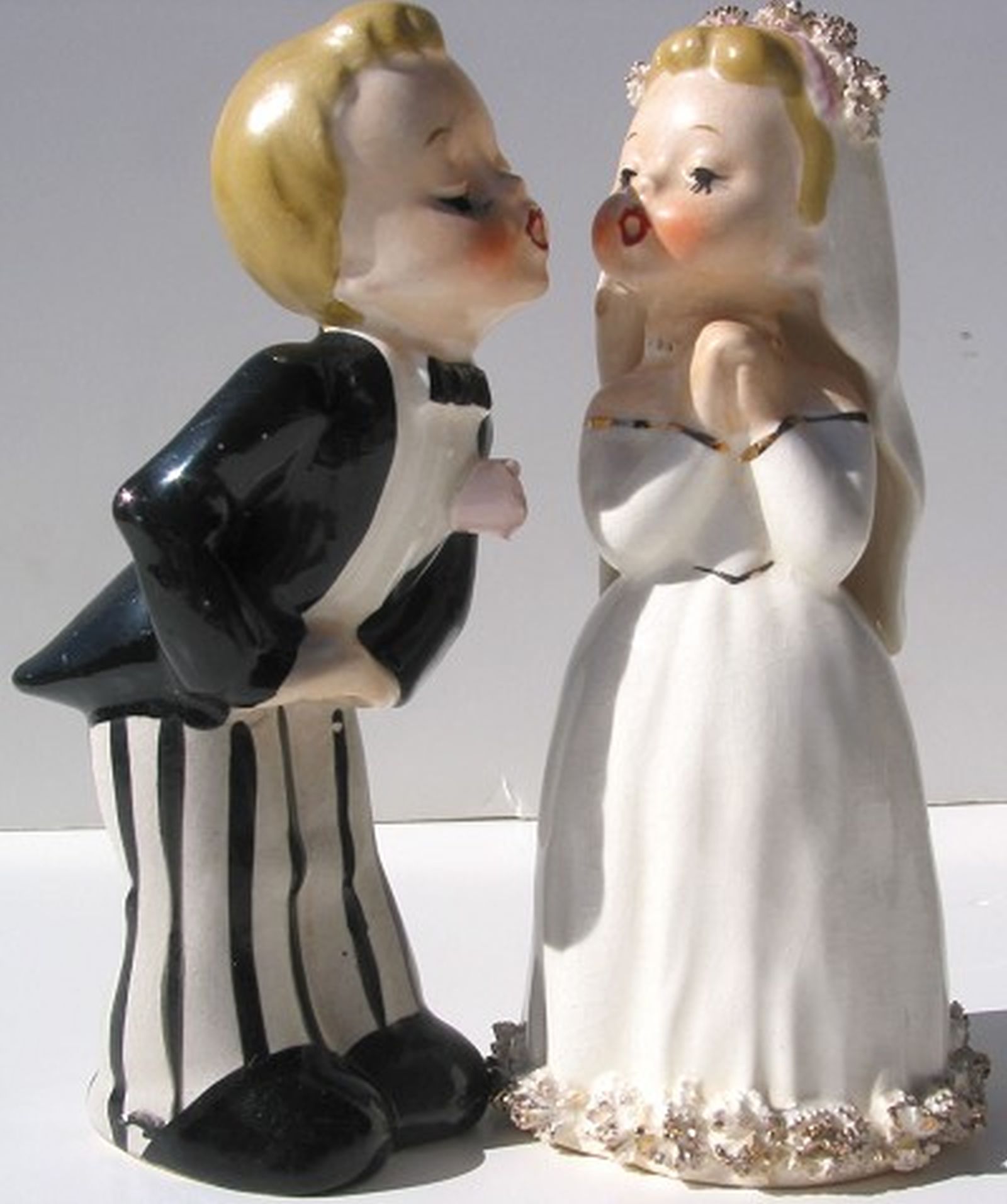 vintage-1962-wedding-cake-toppers