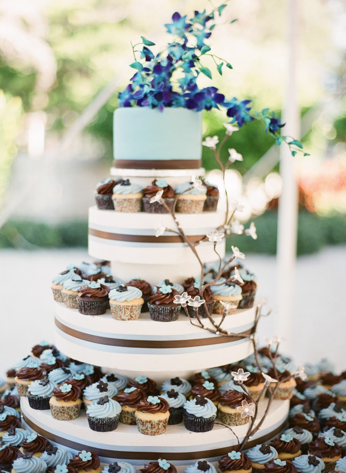 wedding-cake-with-cupcakes-designs