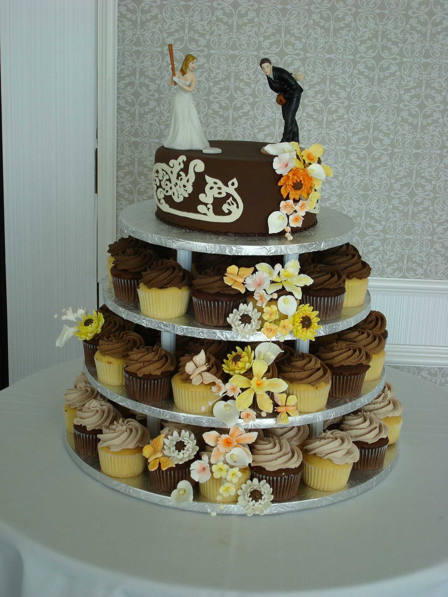 wedding-cupcakes-and-cake-great
