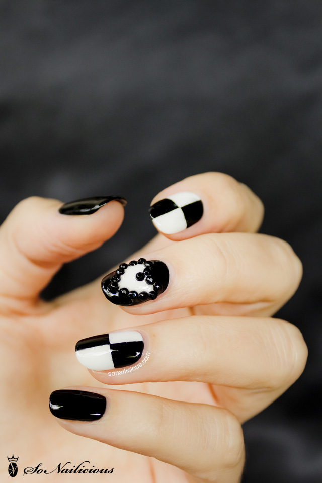 3D-nail-art-in-black-and-white