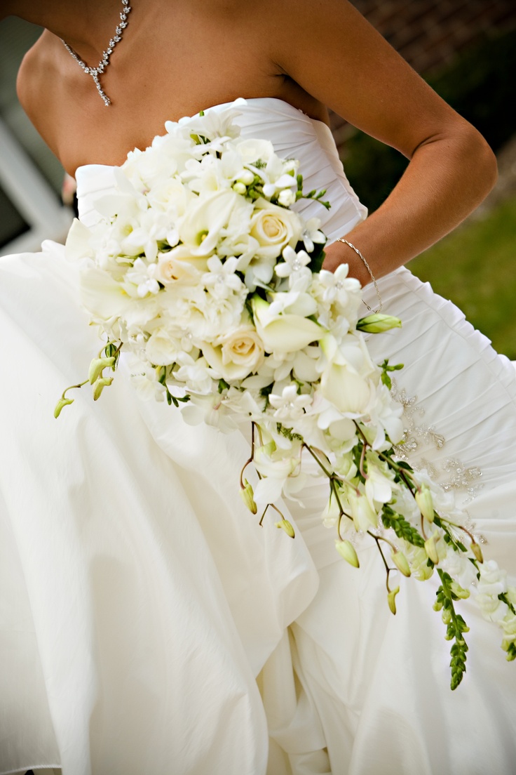 Cascading style bouquet with calla lilies