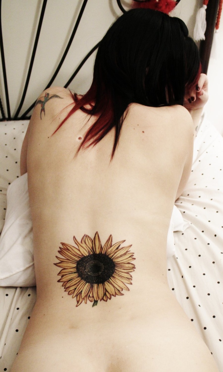LOVE this sunflower tattoo!