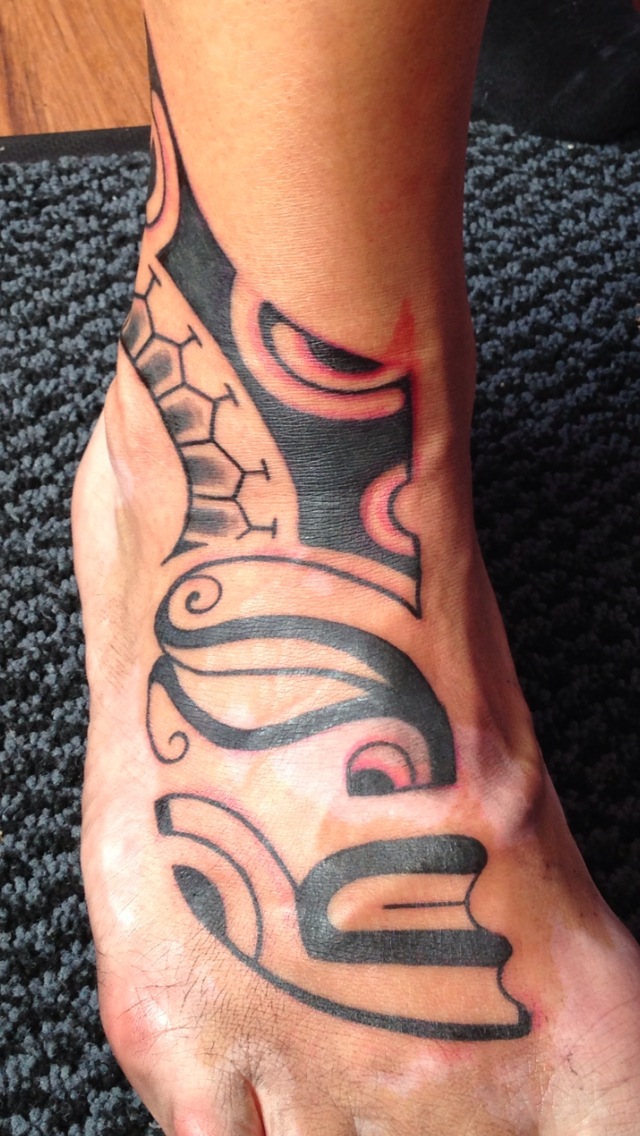 Maori face on foot