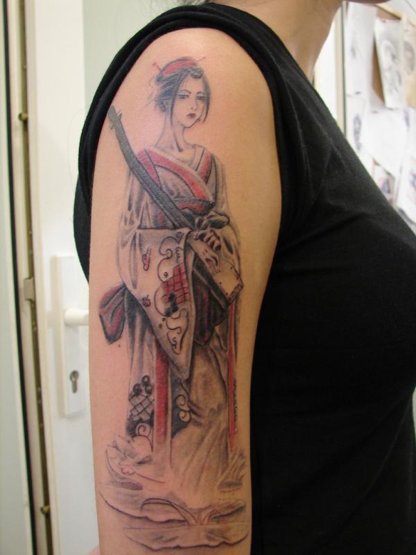 Nice-Geisha-Tattoo-On-Shoulder