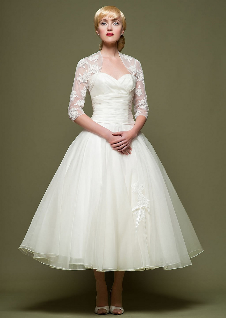 Organza Vintage 3:4 Sleeve Sweetheart Neckline Ball Gown Wedding Dress