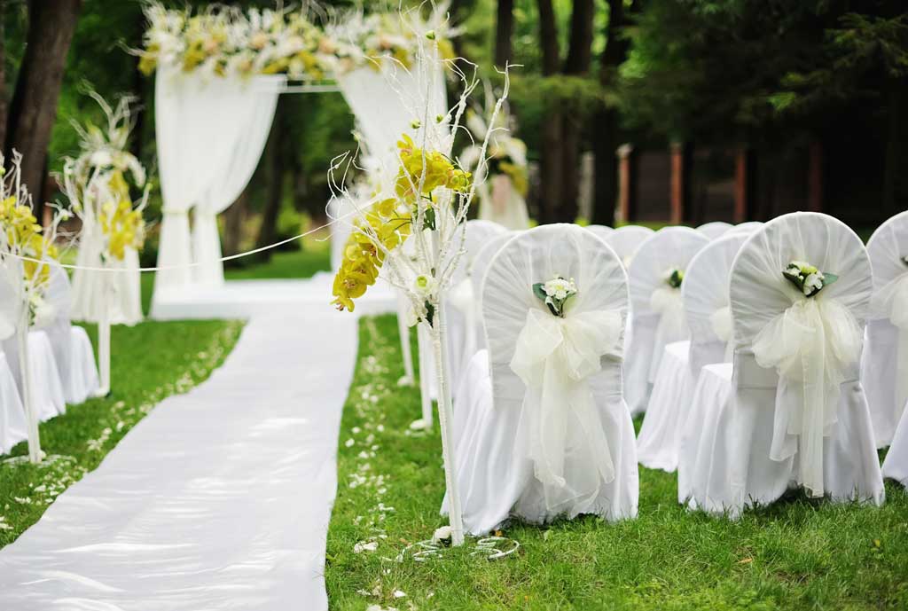 Simple-outdoor-wedding-altar-decorations-ideas-aisle