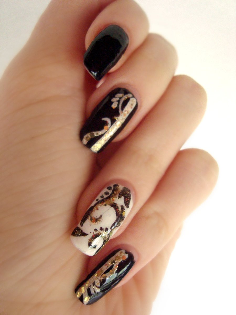 black_white_and_gold_nails_by_dancingginger