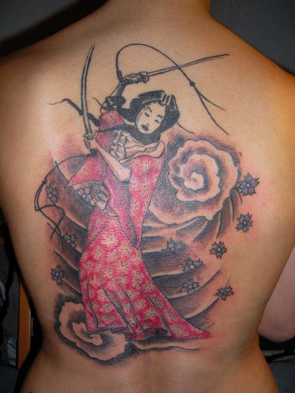 geisha-with-swords-tattoos-on-back