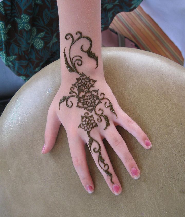 henna-tattoo-on-the-back-of-hand