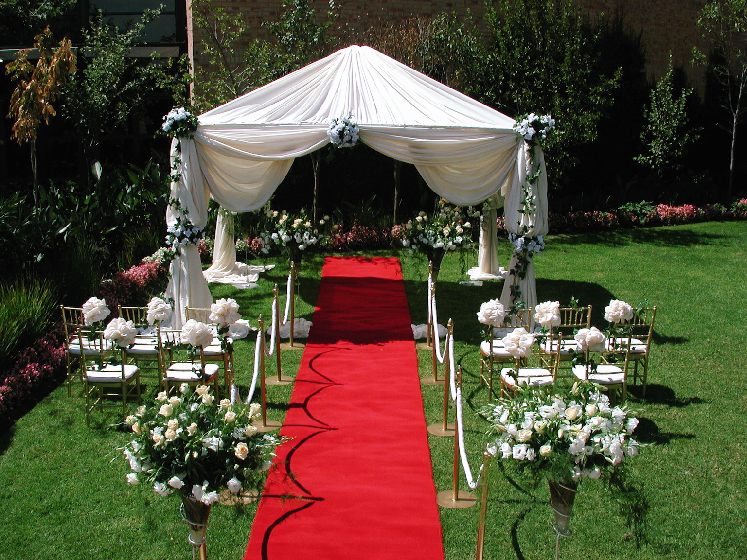 if-you-like-the-grass-view-then-you-can-set-the-wedding-in-the-garden-with-best-design-and-outdoor-wedding-reception-ideas