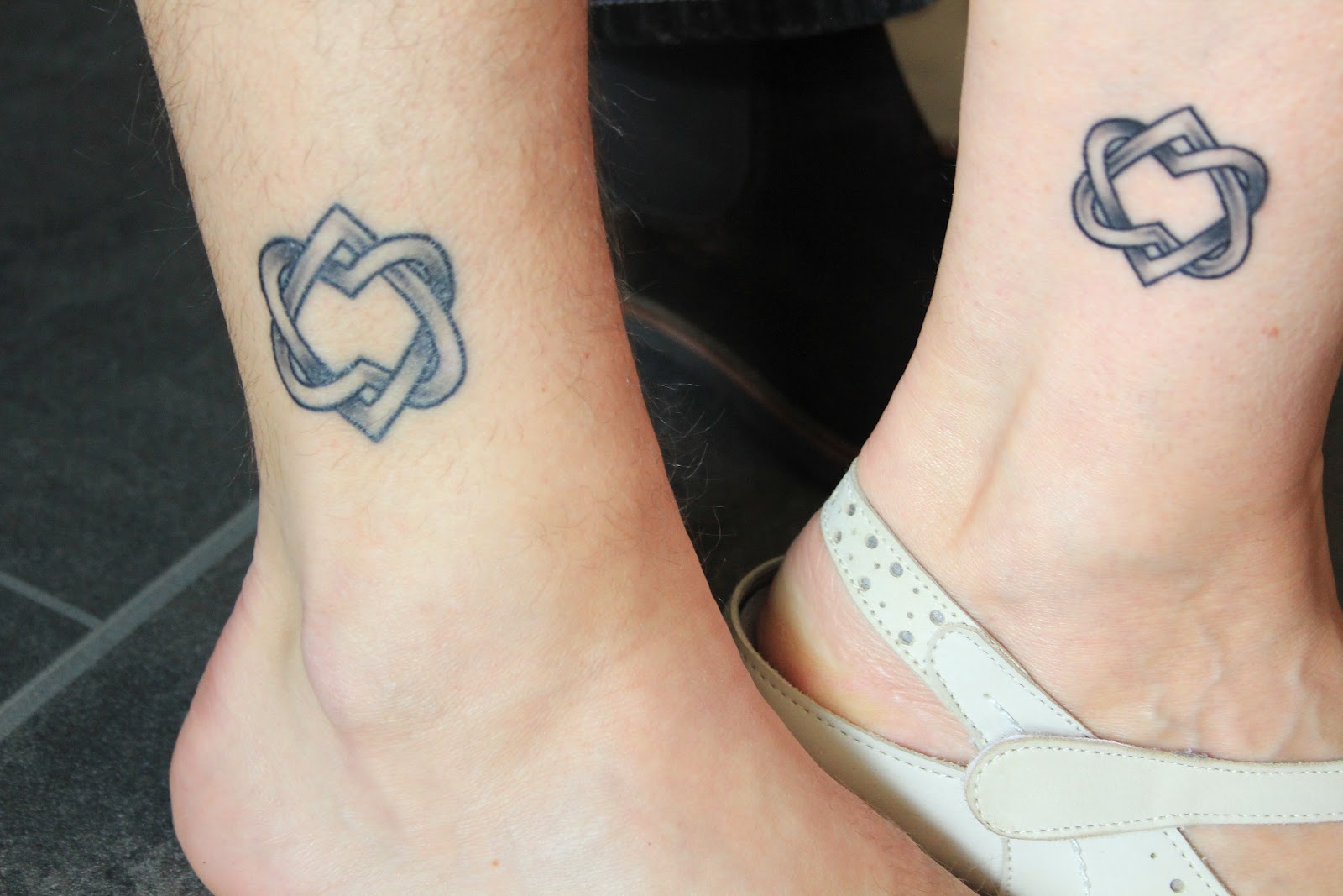 matching-sister-tattoo-ideas-heart-into-heart