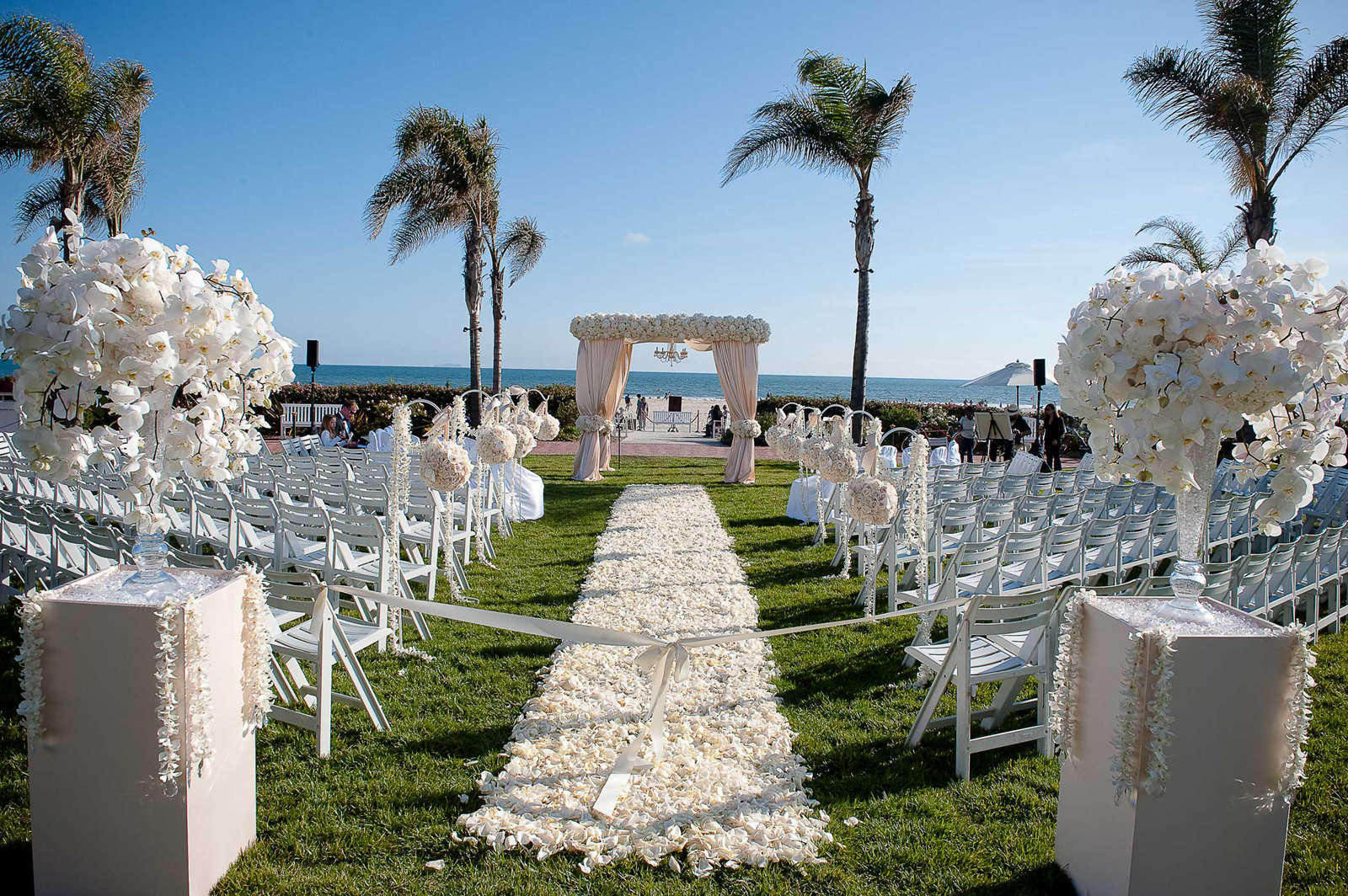 outdoor-wedding-aisle-decor