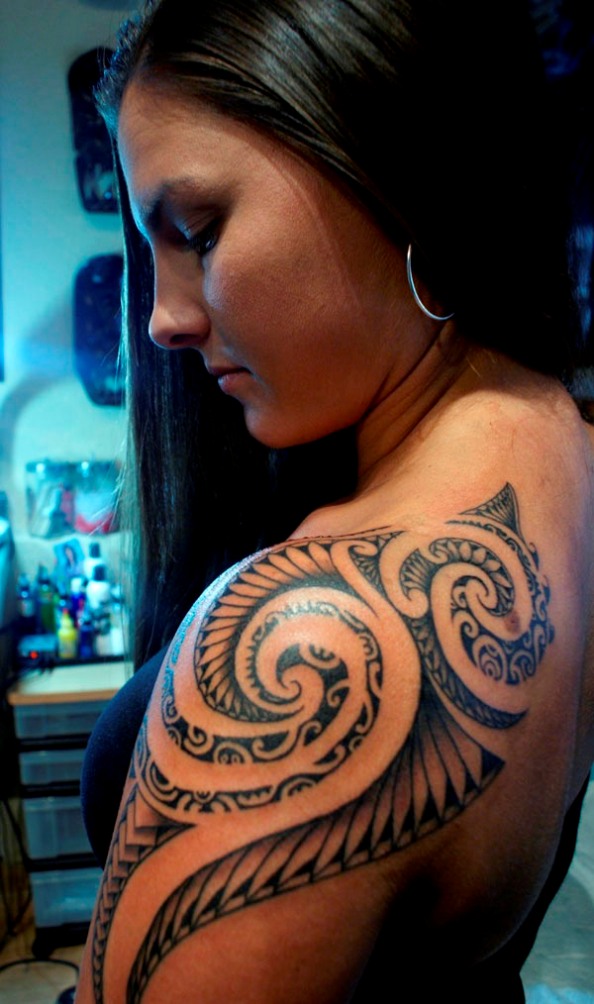 women-samoan-maori-tree-frog-tattoo