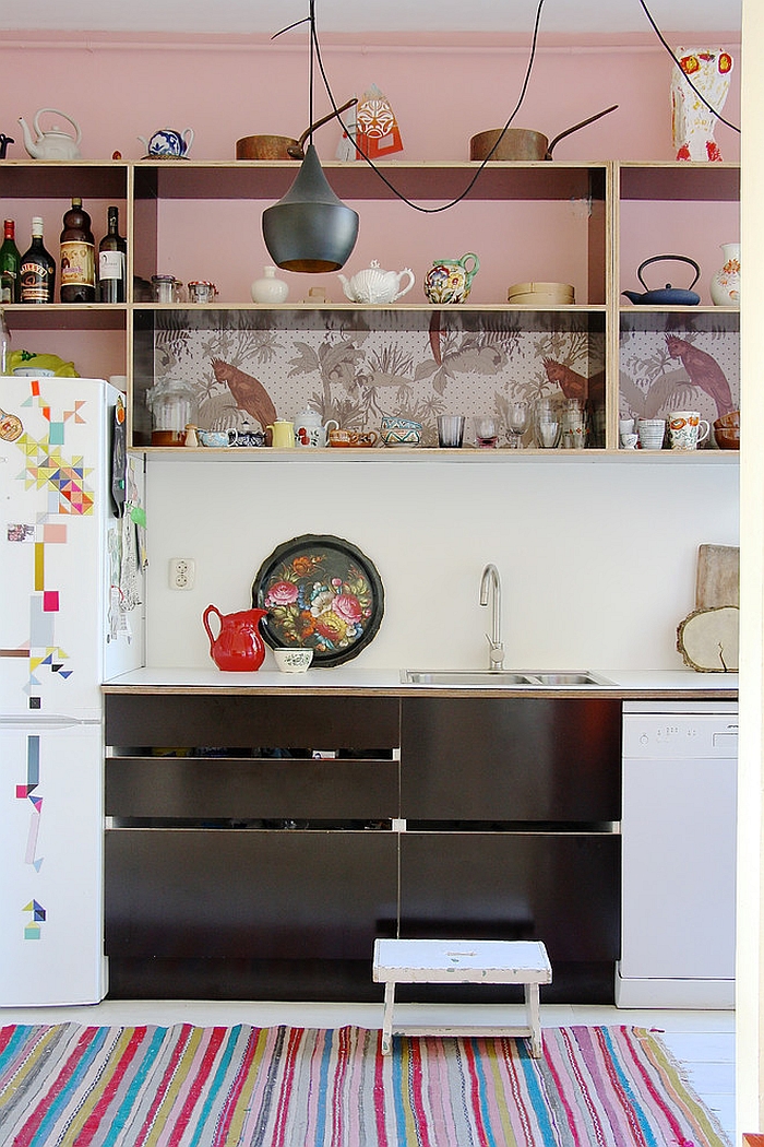 Mix-color-and-pattern-in-the-eclectic-kitchen-with-wallpaper