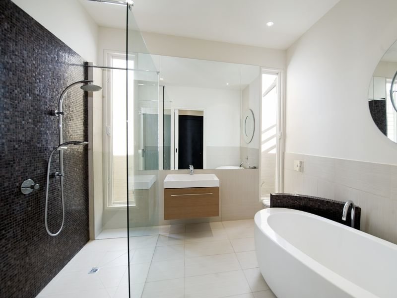 Modern-bathroom-design-with-freestanding-bath-using-ceramic