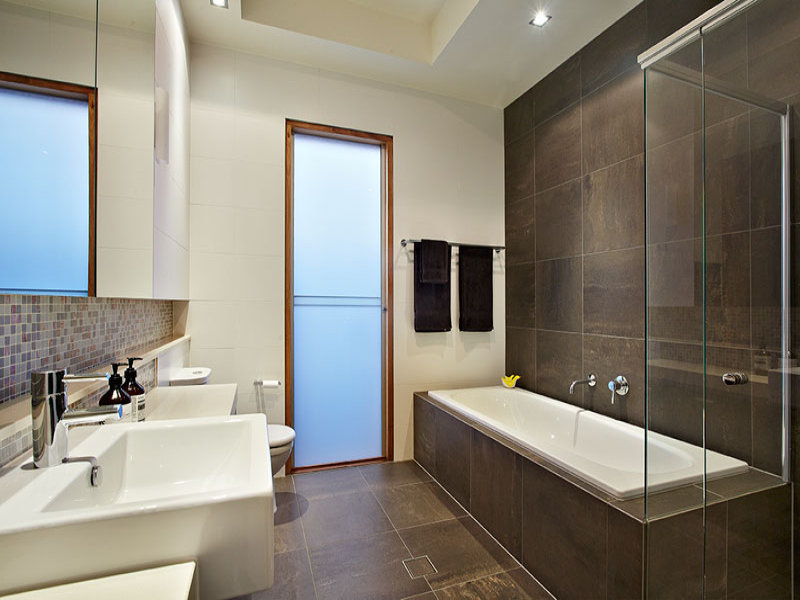 Modern-bathroom-design-with-recessed-marble