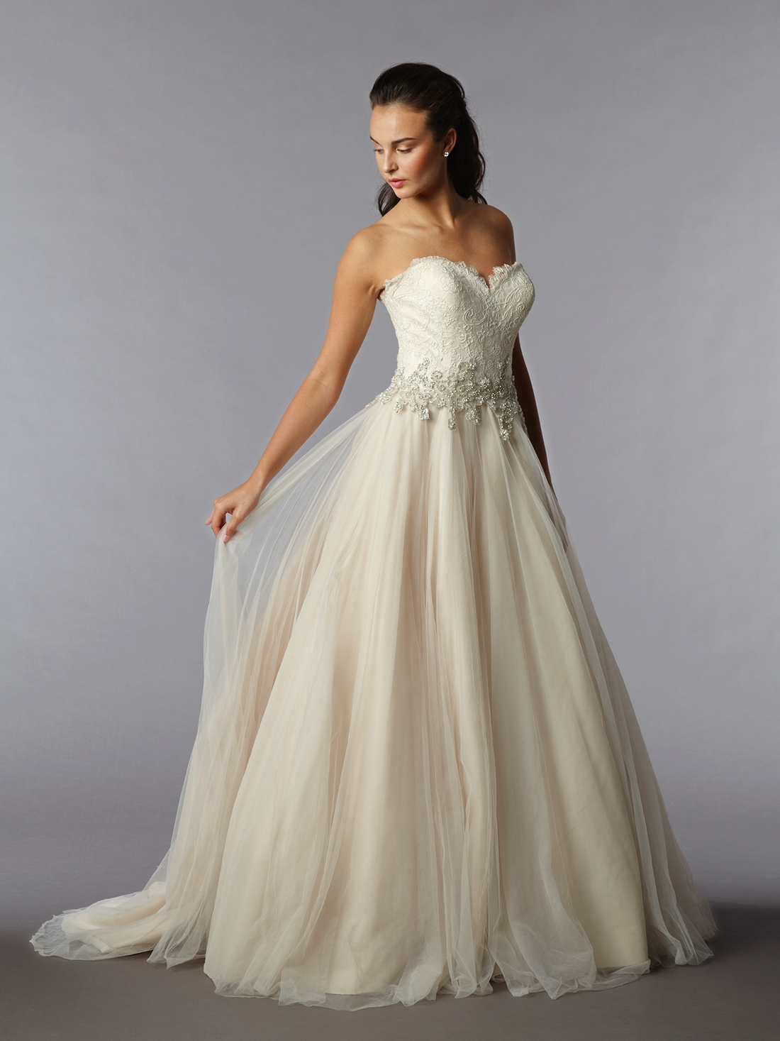 Sweetheart Princess Ball Gown Wedding Dress with Natural Waist in Tulle