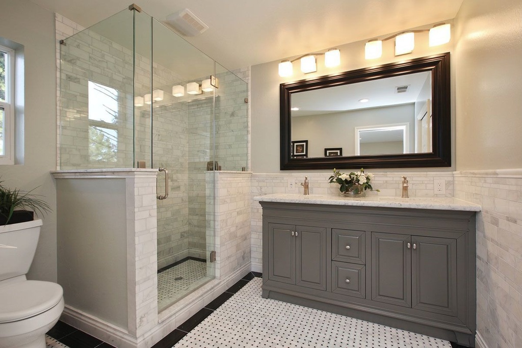 Traditional Master Bathroom with Raised panel
